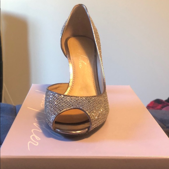 Shiny peep toe heel by Marc Fisher - Picture 3 of 11